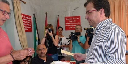 Fern&aacute;ndez Vara vota el domingo en las primarias del PSOE.