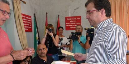Fernández Vara vota el domingo en las primarias del PSOE.