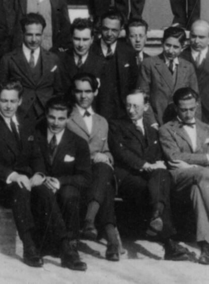 Los compañeros de Salvador Dalí (en primera fila, a la derecha) en la Residencia de Esudiantes; el segundo por la izquierda es Lorca.