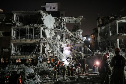 El personal de rescate y seguridad trabaja en el lugar del impacto del ataque con misiles de Irán contra Israel, en Ramat Gan.