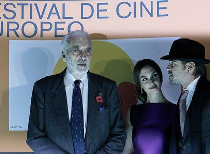 Cristopher Lee, Paz Vega y Collin Farrel, a su llegada a la gala inaugural de la sexta edición de Sevilla Festival de Cine Europeo.