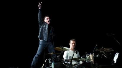 Bono y Larry Mullen, en plena actuación.