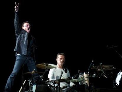 Bono y Larry Mullen, en plena actuaci&oacute;n.