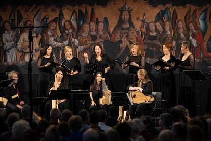 Las seis integrantes del Tiburtina Ensemble y cuatro de los instrumentistas de Oltremontano Antwerpen cantan y tocan delante de una reproducción del panel de Hans Memling en la Catedral de Utrecht el domingo por la tarde. Barbora Kabátková es la tercera por la izquierda.