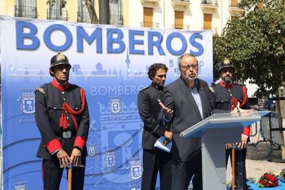 Javier Barbero, durante el homenaje a los bomberos fallecidos en el incendio de Almacenes Arias.