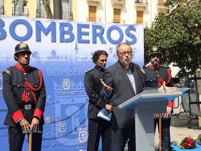 Javier Barbero, durante el homenaje a los bomberos fallecidos en el incendio de Almacenes Arias.