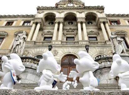 Los personajes del creador belga, Pierre Culliford, en las escalinatas del Ayuntamiento de Bilbao.