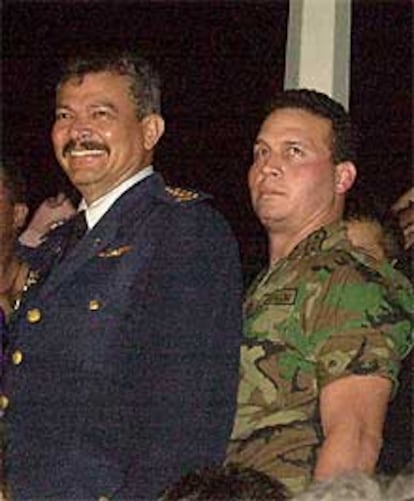 El coronel Pedro Soto (izquierda) y el capitán Pedro Flores, el jueves, en Caracas.