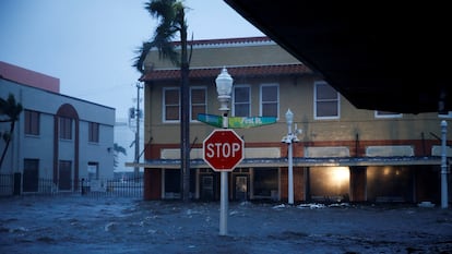 Una calle inundada en el centro de Fort Myers, en la costa oeste de Florida, donde tocó tierra el huracán 'Ian' este miércoles.