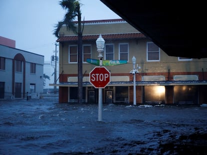 Una calle inundada en el centro de Fort Myers, en la costa oeste de Florida, donde tocó tierra el huracán 'Ian' este miércoles.