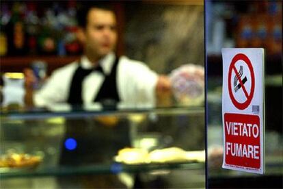 Un cartel de prohibido fumar recuerda a los consumidores la entrada en vigor de la ley hoy en un bar de Roma.