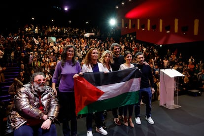 Los ministros de Sumar, con Yolanda Díaz en el centro, la portavoz de Más Madrid en la Asamblea, Manuela Bergerot, y el presentador del acto, Bob Pop, sostienen una bandera Palestina este domingo en Madrid.