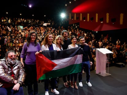 Los ministros de Sumar, con Yolanda Díaz en el centro, la portavoz de Más Madrid en la Asamblea, Manuela Bergerot, y el presentador del acto, Bob Pop, sostienen una bandera Palestina este domingo en Madrid.