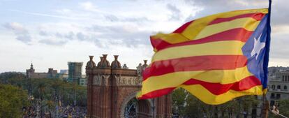 Vista general de la concentración convocada esta tarde en las inmediaciones del Parlamento de Cataluña, para seguir a través de una gran pantalla la comparecencia del presidente de la Generalitat, Carles Puigdemont, en medio de grandes medidas de seguridad. EFE/Enric Fontcuberta