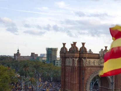 Vista general de la concentración convocada esta tarde en las inmediaciones del Parlamento de Cataluña, para seguir a través de una gran pantalla la comparecencia del presidente de la Generalitat, Carles Puigdemont, en medio de grandes medidas de seguridad. EFE/Enric Fontcuberta