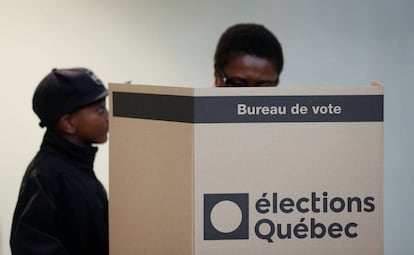 Una mujer votando este lunes en Quebec