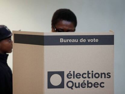 Una mujer votando este lunes en Quebec