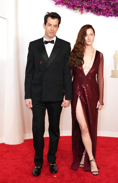 Mark Ronson, con un traje de Gucci, acudió con su mujer, Grace Gummer, también vestida de Gucci y con joyas de Briony Raymond.