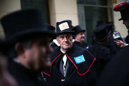 Un miembro de la cofradía en el desfile previo al entierro de la sardina.