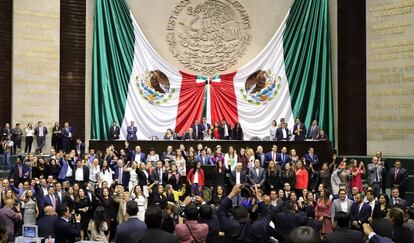 Diputados opositores protestan contra la reforma constitucional.