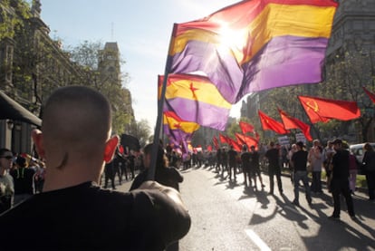 Las banderas tricolor de la República ondean durante la manifestación del 14 de abril a su paso por la calle de Alcalá.