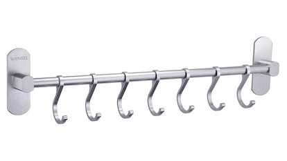 Esta barra de pared para accesorios de cocina está fabricada en aluminio e incluye siete ganchos.