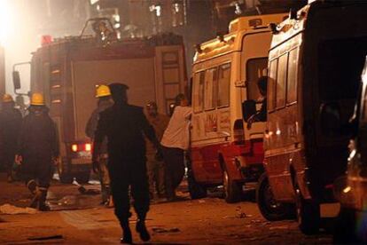 Los equipos de emergencia acudieron ayer al lugar del atentado, en el centro de El Cairo.