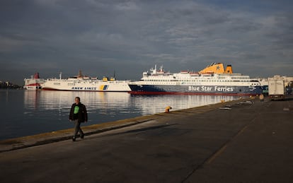 Varios ferries permanecen anclados al puerto de El Pireo, una ciudad del sudoeste de Grecia, a orillas del golfo de Egina, durante la jornada de huelga general. 