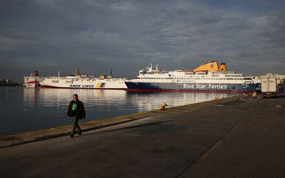 Varios ferries permanecen anclados al puerto de El Pireo, una ciudad del sudoeste de Grecia, a orillas del golfo de Egina, durante la jornada de huelga general. 