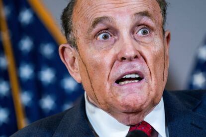 El abogado del presidente de los Estados Unidos Donald Trump, Rudy Giuliani, durante una rueda de prensa esta tarde, en la que ha insistido, sin mostrar pruebas de que ha habido irregularidades en el proceso electoral.