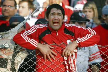 Un aficionado del River se desespera.