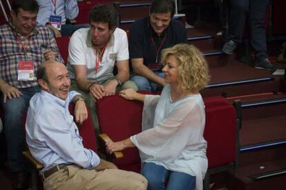 Pérez Rubalcaba y Valenciano conversan con Javier Fernández.