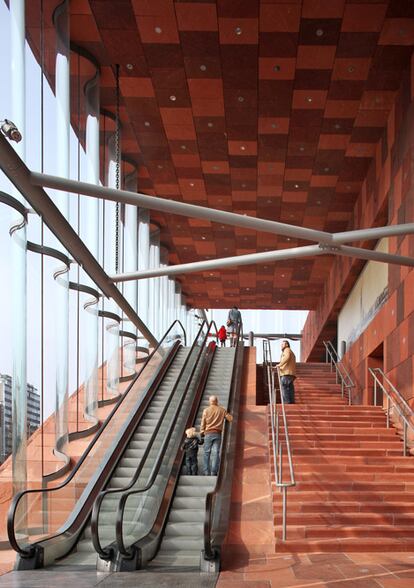 Escaleras mecánicas que conectan las diferentes plantas del museo y permiten un acceso libre y gratuito a la terraza superior.