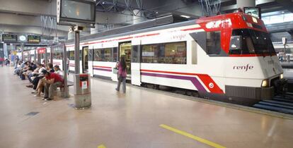 Un tren de Cercanías en la estación madrileña de Atocha.