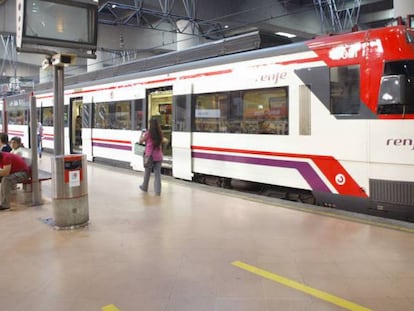 Un tren de Cercanías en la estación madrileña de Atocha.