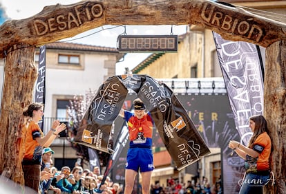 Santamaria cruza la meta de Desafío Urbión en Covaleda como campeón del mundo de la distancia Sky