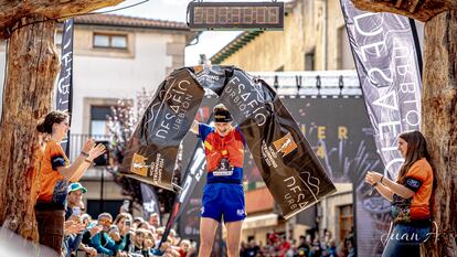Santamaria cruza la meta de Desafío Urbión en Covaleda como campeón del mundo de la distancia Sky