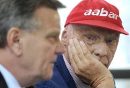 El consejero delegado de Air Berlin, Hartmut Mehdorn, (i) y el austríaco Niki Lauda, tricampeón de Fórmula Uno, (d). EFE/Archivo