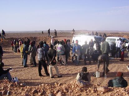 Inmigrantes abandonados por la policía marroquí junto al poblado de El Aouina-Souatar, en la frontera con Argelia.