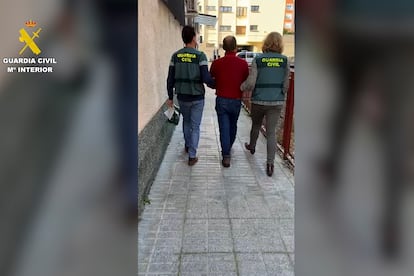 Agentes de la Guardia Civil, junto al detenido en Palencia, acusado de delitos contra la libertad sexual, prostitución y corrupción de menores.