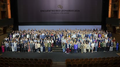Becarios e integrantes de las comisiones evaluadoras este lunes en el Encuentro Red Leonardo de la Fundación BBVA en el Teatro Real de Madrid.