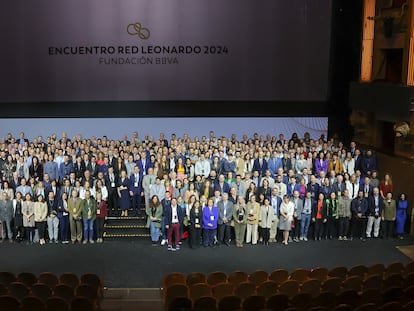 Becarios e integrantes de las comisiones evaluadoras este lunes en el Encuentro Red Leonardo de la Fundación BBVA en el Teatro Real de Madrid