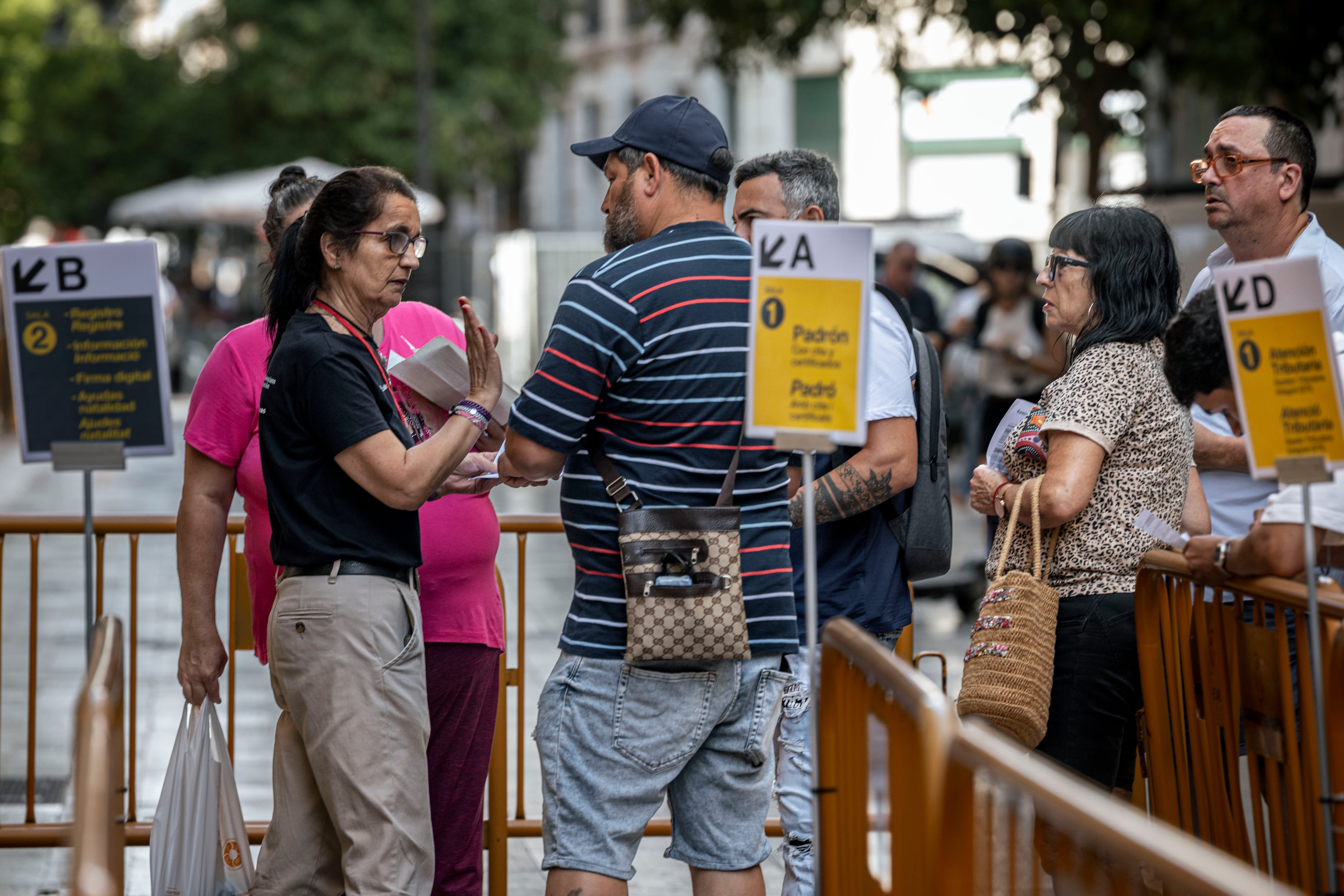 Colas para el proceso extraordinario de regularización de migrantes este lunes en el Ayuntamiento de Valencia. 

