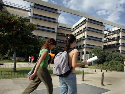 Estudiantes universitarios en un campus de la Universitat de València.