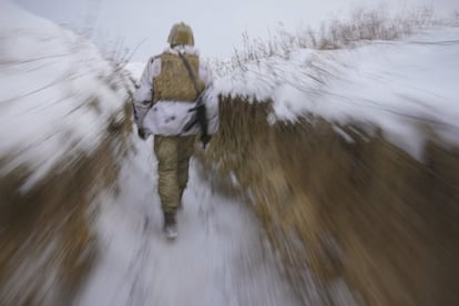 Un militar ucranio camina a través de una trinchera en la línea del frente en Lugansk (Ucrania). El rechazo de Estados Unidos a las principales demandas de Rusia para resolver la crisis sobre Ucrania deja "poco terreno para el optimismo", según el Kremlin, aunque agregó que el diálogo aún era posible.