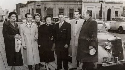 Bernhardt, con sombrero en la mano, en la boda de uno de sus trabajadores, en Alicante, en una imagen sin datar. Tras él, su coche Mercedes.