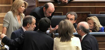 Rubalcaba habla con Montoro, en presencia de Zapatero, Salgado y otros diputados del PP y el PSOE.