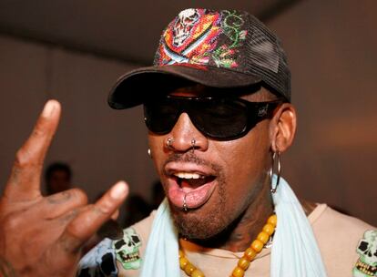 La estrella del baloncesto Dennis Rodman ha sido detenido por la policía alemana por haberse ido sin pagar la cuenta de un hotel alemán. Según el diario <i>Bild</i>, los agentes pararon al deportista en la autopista A45 después de recibir un aviso desde el establecimiento. "Se comportó amablemente. Nos dijo que tenía prisa porque su vuelo partía a las 9.55 de Fráncfort", ha explicado al diario Ralf Volk, el agente que le detuvo. La cuenta de la fiesta, más la multa, alcanzó la cifra de 1.700 euros, que un acompañante de Rodman pagó en el acto con una tarjeta de crédito.