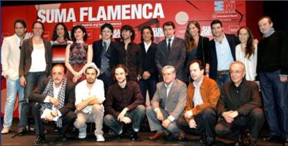 El consejero de Cultura y Deportes, Ignacio González, rodeado por algunos de los artistas que estarán en la nueva edición del festival de flamenco de la Comunidad de Madrid.