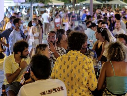 -FOTODELDÍA-GRAF2314. IBIZA, 16/08/2020.- Ambiente de la pasada noche en un local nocturno del Puerto de Ibiza y el barrio de La Marina. Todas las comunidades, a excepción de La Rioja, harán efectivo a lo largo de la próxima semana el cierre del ocio nocturno, una de las once nuevas medidas acordadas por unanimidad este viernes entre el Gobierno y las autonomías para hacer frente a los brotes de coronavirus. Las rubricaron en bloque y ahora solo falta que cada comunidad redacte las disposiciones correspondientes para que se lleven a la práctica, aunque en el caso de La Rioja este paquete de medidas se encuentra en vigor desde este mismo sábado, fecha en el que han sido publicadas en su Boletín Oficial. EFE/Sergio G. Cañizares